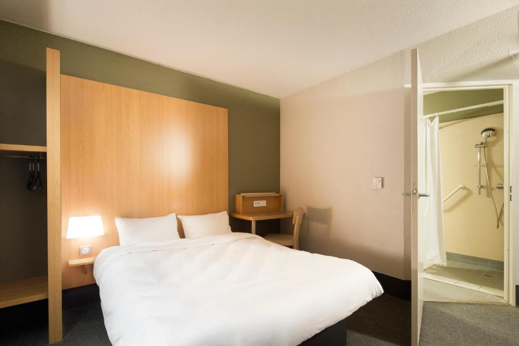 マルセイユにあるB&B HOTEL Marseille Les Portsのベッドルーム(大きな白いベッド1台、シャワー付)