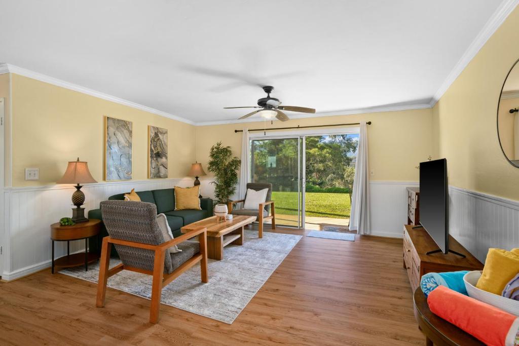 una sala de estar con un sofá y una mesa en Kauai Alii Kai 2-102 by Coldwell Banker Island Vacations, en Princeville