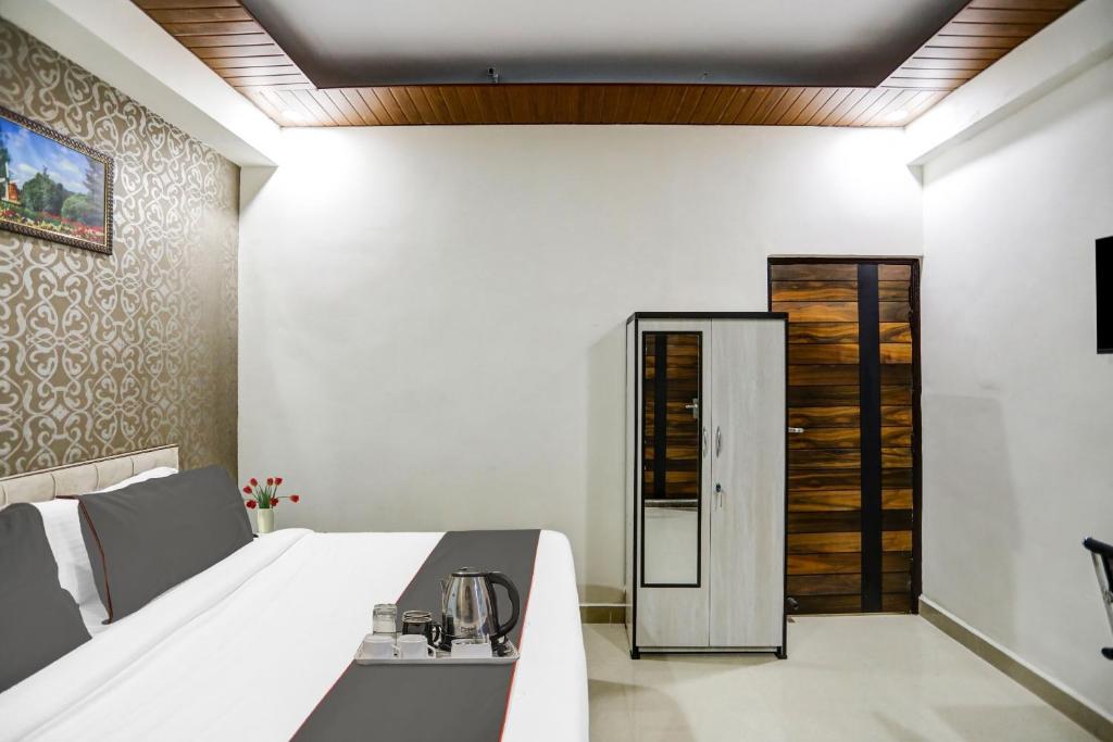 Postel nebo postele na pokoji v ubytování Hotel O Starline Residency