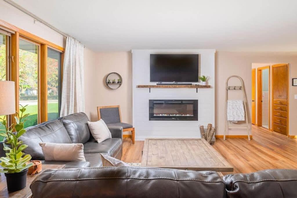 TV a/nebo společenská místnost v ubytování Stadium District Resch 3 BR Sleeps 8