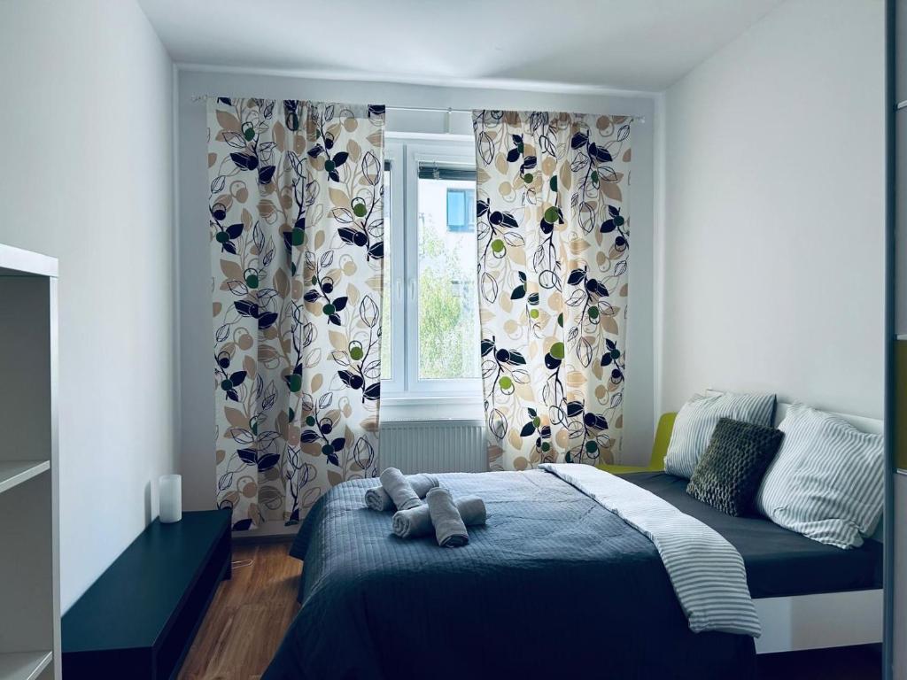 une chambre avec un lit bleu et une fenêtre dans l'établissement Good Vibes Only - spacious Residence, à Bratislava