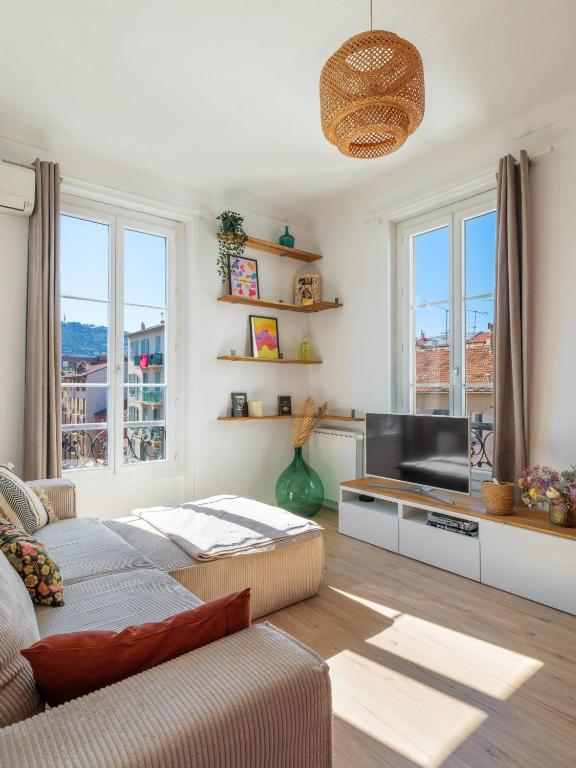 - un salon avec 2 lits et une télévision à écran plat dans l'établissement 3 pieces lumineux avec balcon au coeur de la ville, à Nice