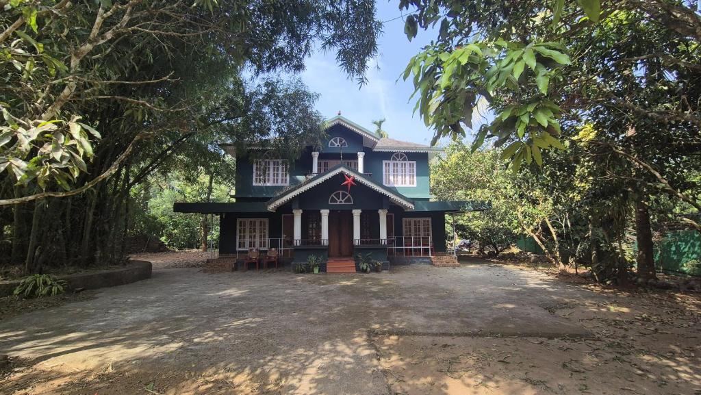 una casa azul en medio de un bosque en Bamboo Heritage, en Vythiri