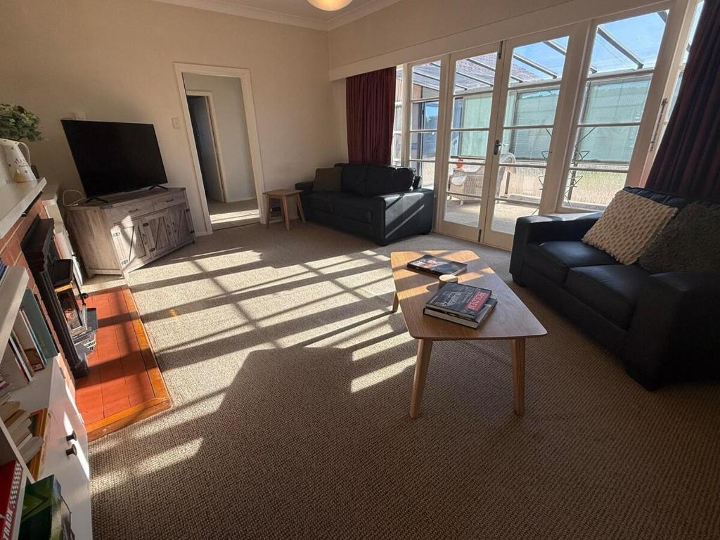 Sun filled character home - Resim 1