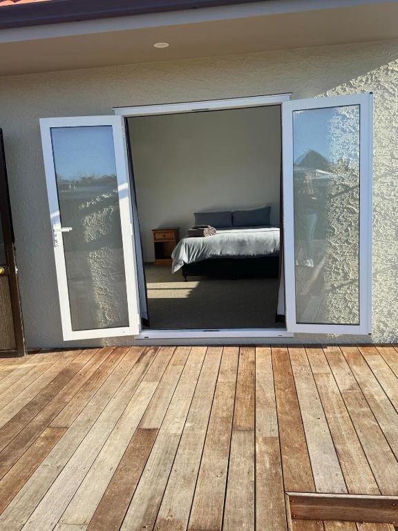 Sun filled character home - Resim 13