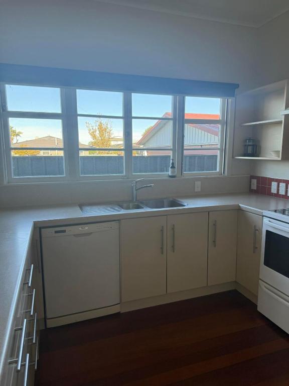 Sun filled character home - Resim 15