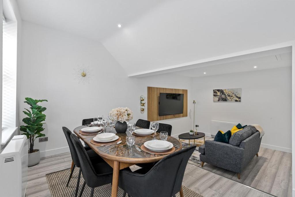 Χώρος καθιστικού στο Luxe Haven - 2 min from Station - Free Parking - Courtyard