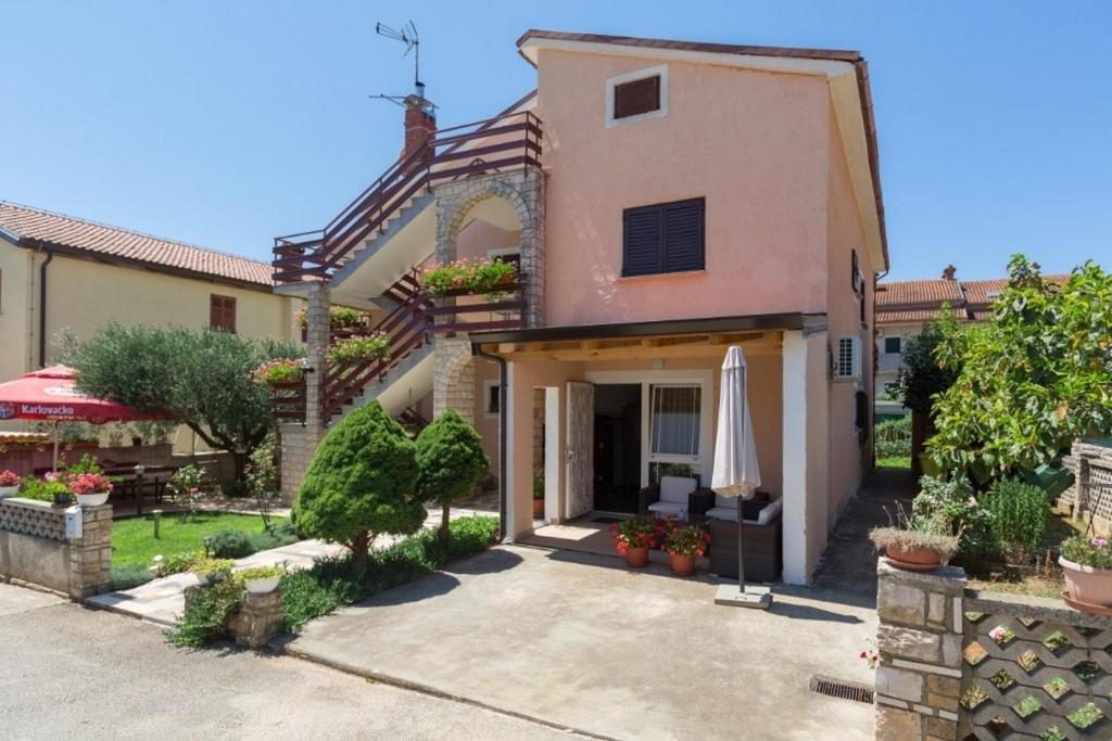 Apartments with parking space Novigrad - 7135