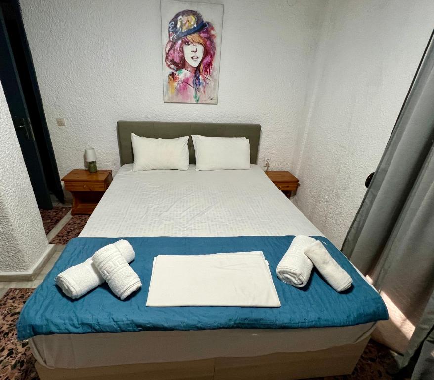 Ένα ή περισσότερα κρεβάτια σε δωμάτιο στο PELEKAN rooms and apartments Athina 34