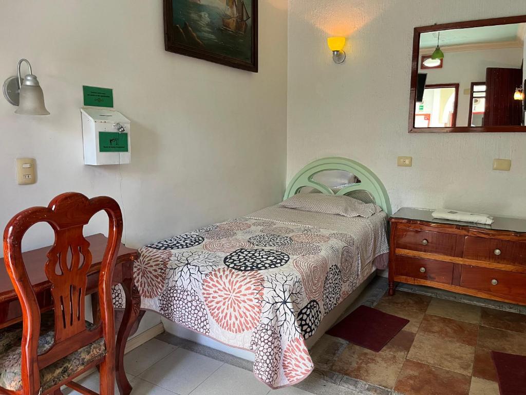 Postel nebo postele na pokoji v ubytování Hotel Las Flores
