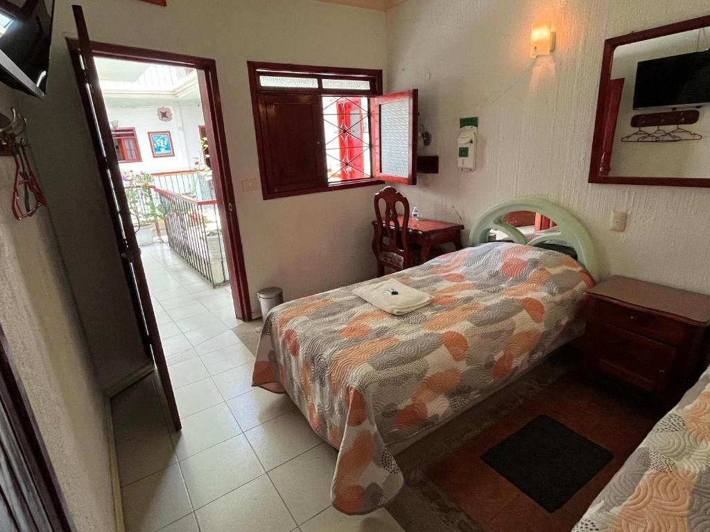 Postel nebo postele na pokoji v ubytování Hotel Las Flores
