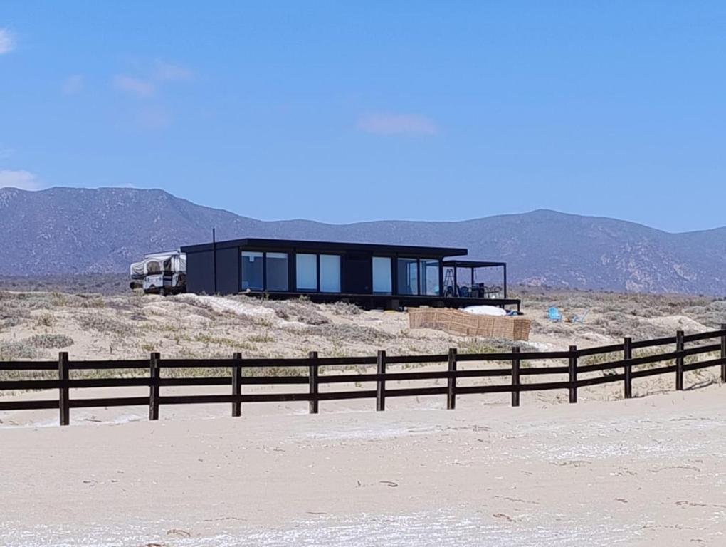 a house on top of a hill with a fence at Paraiso junto al mar in Coquimbo