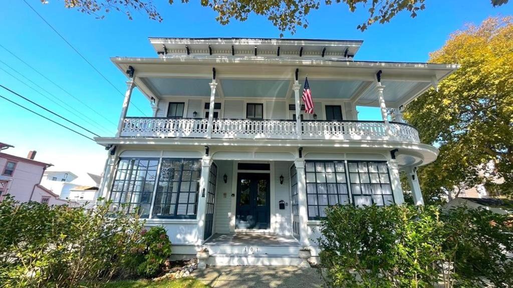 Maison blanche avec balcon et drapeau américain dans l'établissement The Belvedere Unit 2C, à Cape May