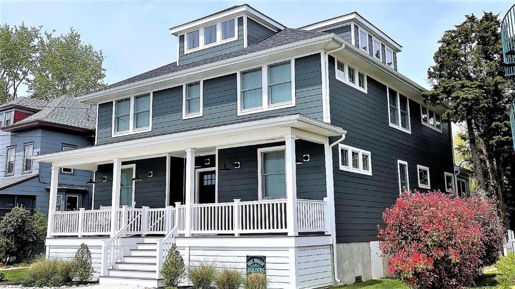 une grande maison noire avec un porche blanc dans l'établissement Sweet On Sunset! Brand New Construction!, à West Cape May