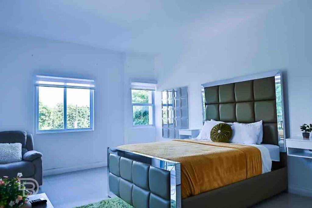 Postel nebo postele na pokoji v ubytování Apt Near Devon - Kingston- POOL- B306 FIWI