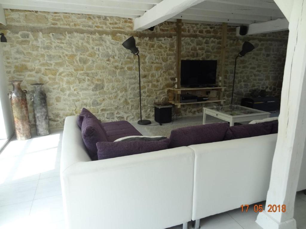 TV a/nebo společenská místnost v ubytování Comfortable vacation home in Gourdon