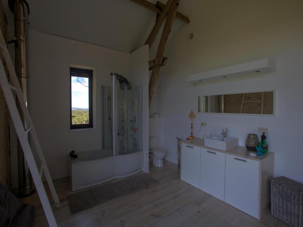 Koupelna v ubytování Comfortable vacation home in Gourdon