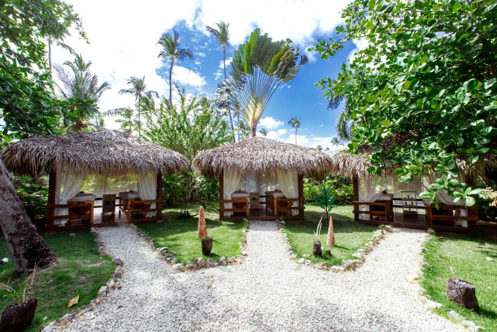 Zahrada ubytování DUCASSI STUDIOS and SUITES - rooftop pool, beach club, breakfast and wifi