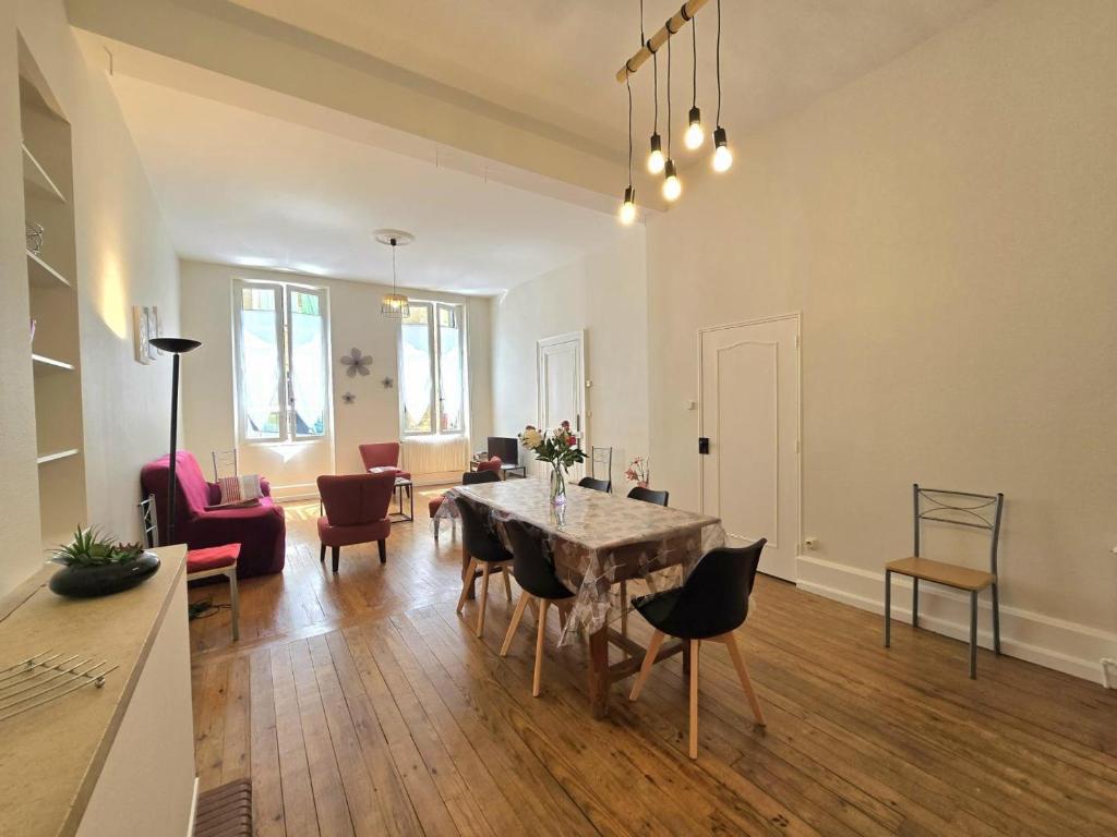 Гостиная зона в Maison Historique avec Terrasse Ensoleillée et Wifi au Cœur de Villefranche-du-Périgord - FR-1-616-65