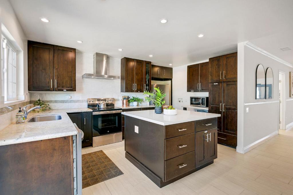 Una cocina o cocineta en Coastal Home in Dana Point near Laguna Beach