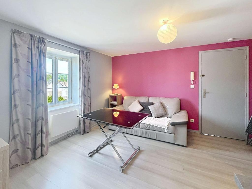 un salon avec un canapé et une table dans l'établissement Appartement lumineux à Jullouville, proche plage, avec parking et wifi gratuit - FR-1-361-565, à Jullouville