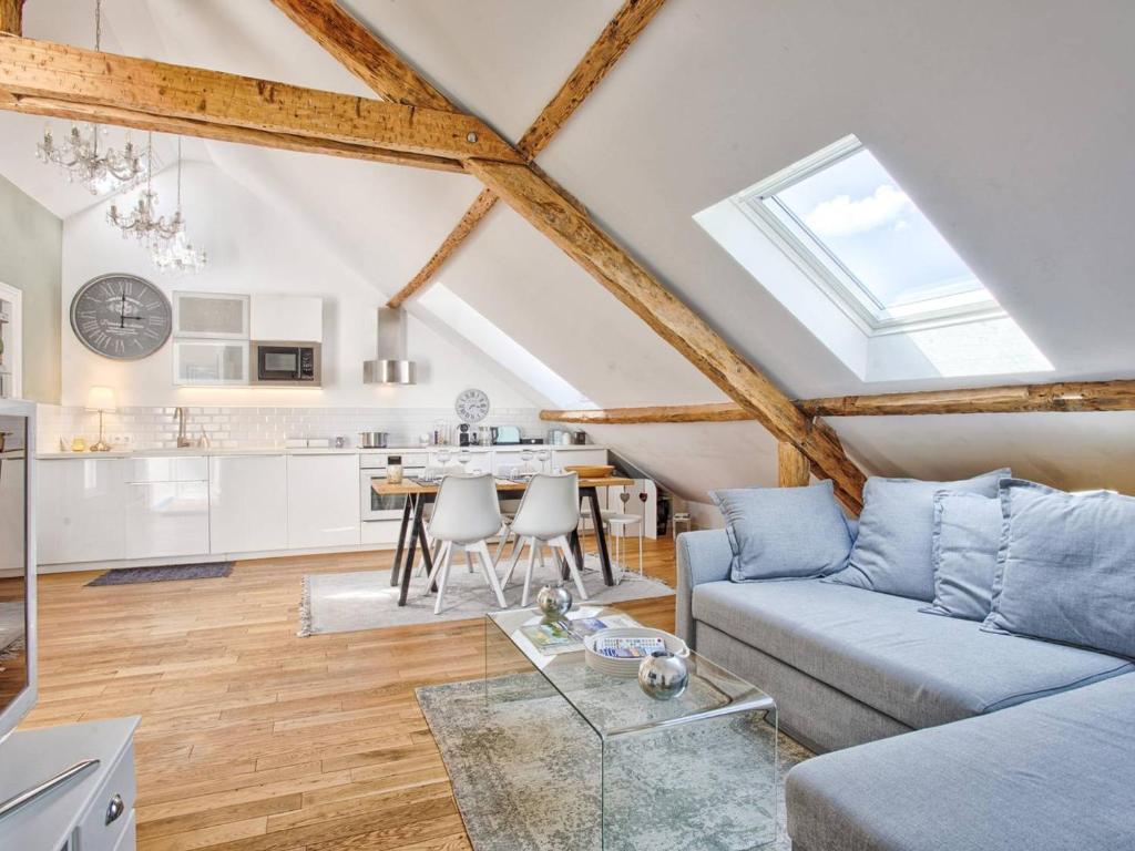 un salon avec un canapé et une table dans l'établissement Appartement lumineux à Cabourg, 4 personnes, au cœur de la ville - FR-1-788-70, à Cabourg