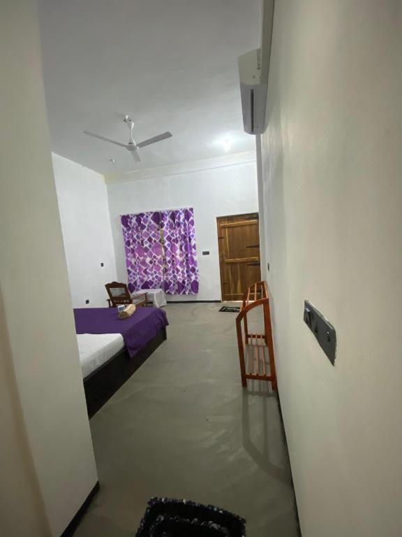 Postel nebo postele na pokoji v ubytování One FS Hotel Arugambay