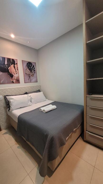 a bedroom with a bed and a closet at Residencial Hanna in Anápolis