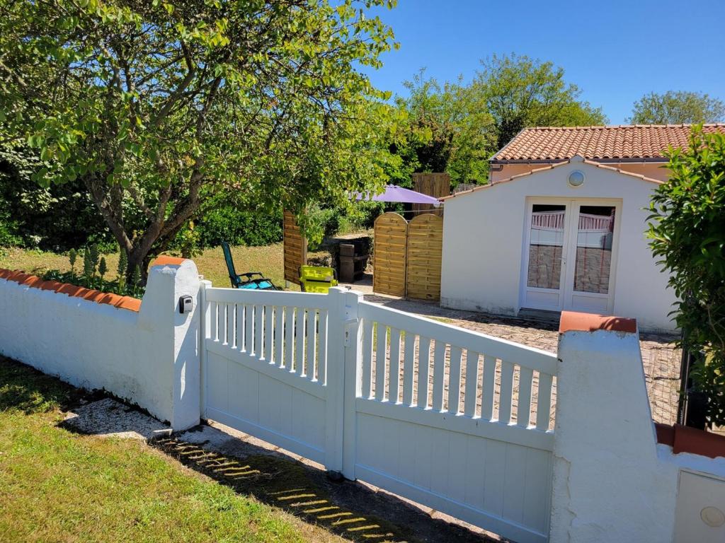 une clôture blanche devant une maison dans l'établissement Maisonnette à Barbâtre près plage, 4 pers., terrasse, parking - FR-1-823-156, à Barbâtre
