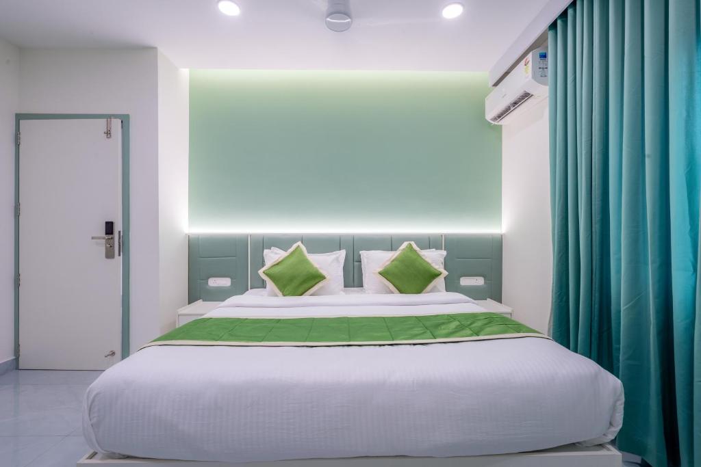Postel nebo postele na pokoji v ubytování Grace Suites