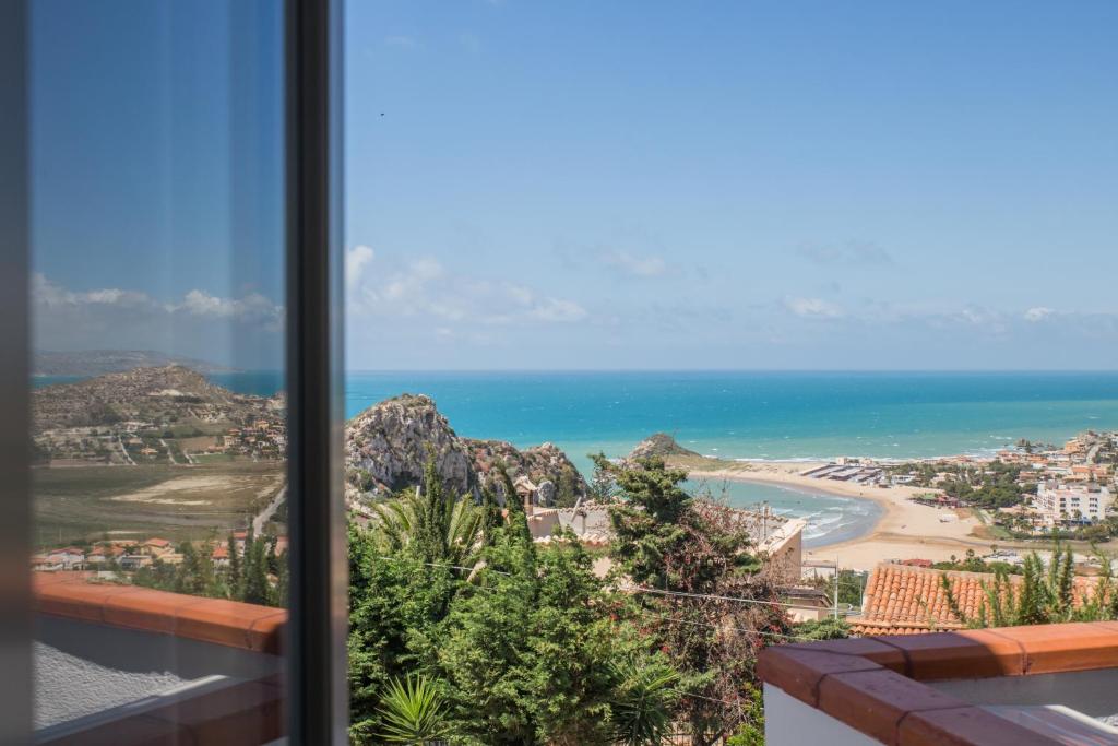 un balcone con vista sulla spiaggia di un condominio di Baia Del Sole a Licata