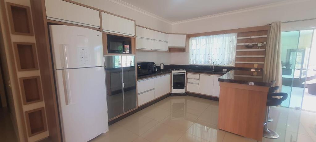 Kuchyň nebo kuchyňský kout v ubytování Casa com piscina aquecida, a 20 min do Beto Carrero