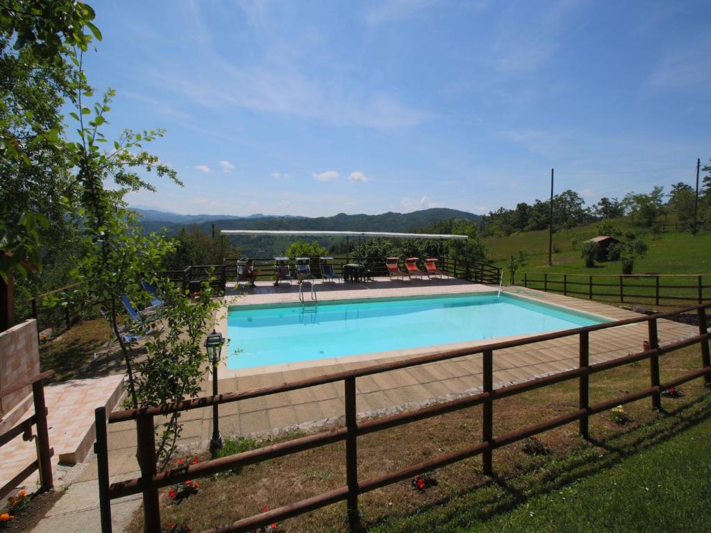 Bazén v ubytování Farmhouse in Apecchio with Swimming Pool, Terrace, Garden nebo v jeho okolí