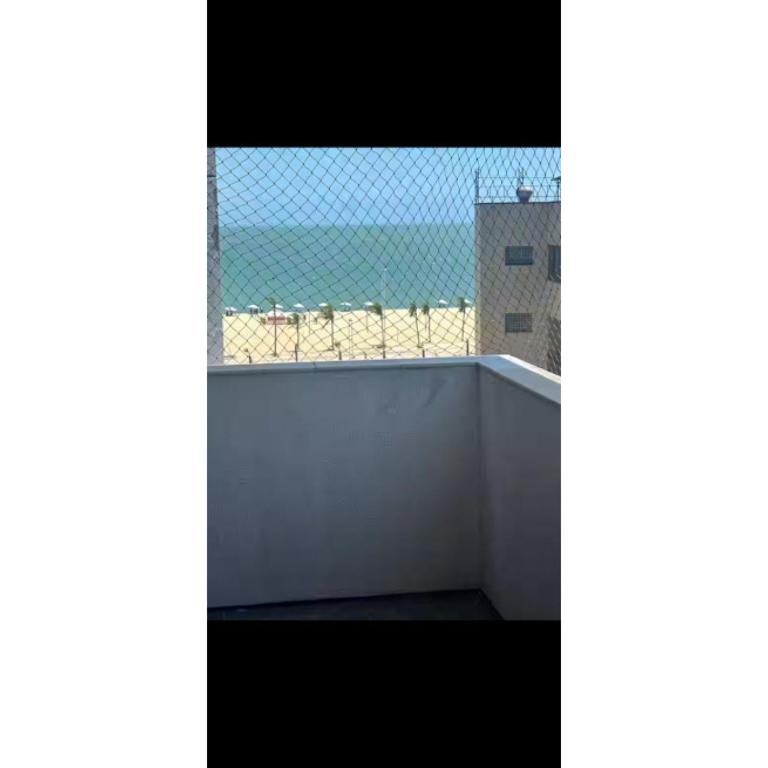 okno z widokiem na plażę w obiekcie 205 Atlântico Residence Vista Mar w mieście Fortaleza