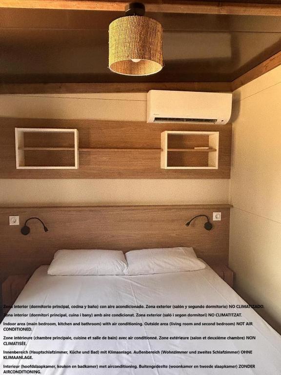 Postel nebo postele na pokoji v ubytování Camping Cala Pola