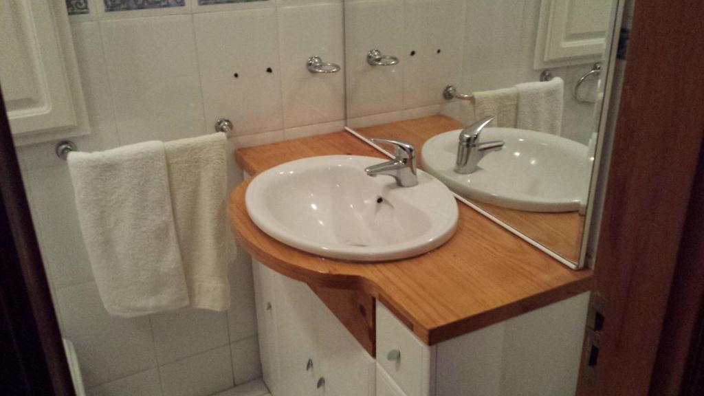Baño con 2 lavabos y espejo en hostel do Ermal, en Vieira do Minho