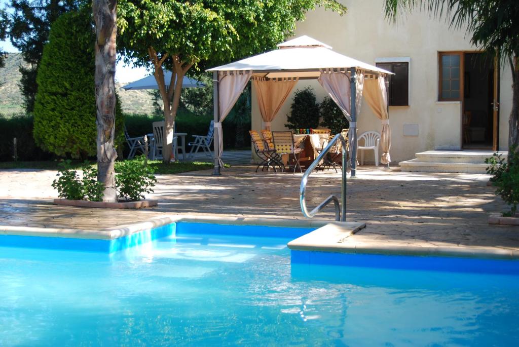 Bazén v ubytování Zena Holiday Villa nebo v jeho okolí