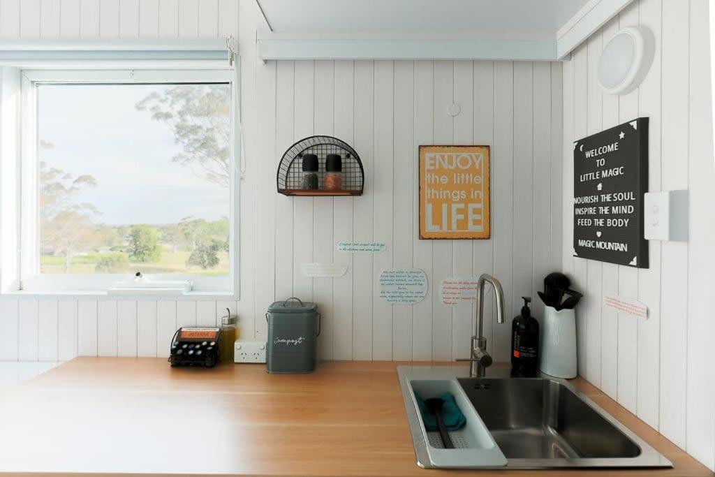 Cucina o angolo cottura di Little Magic Tiny House by Tiny Away