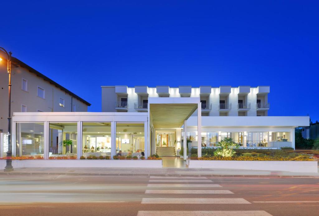 een gebouw met een verlichte gevel 's nachts bij Hotel Serenella in Agropoli