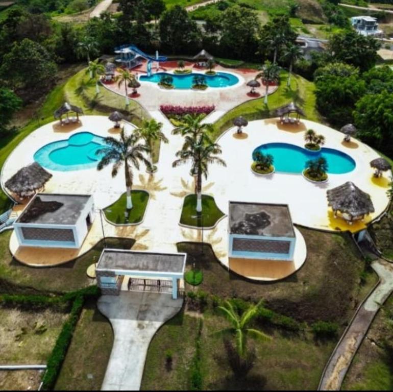 einen Blick über einen Wasserpark mit mehreren Pools in der Unterkunft Quinta Vacacional Oasis en Pedro Vicente Maldonado-Pichincha Ecuador in Pedro Vicente Maldonado
