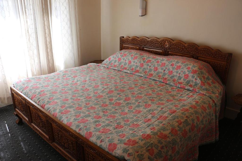 Postel nebo postele na pokoji v ubytování Snow Leopard Lodge