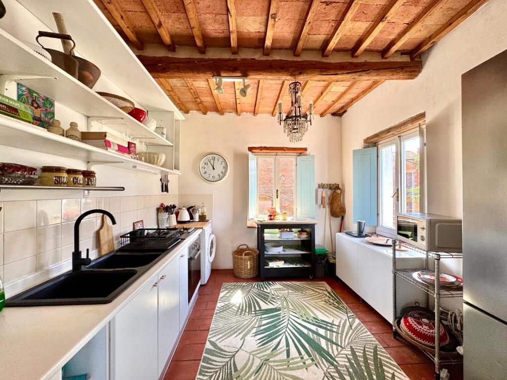 Kuchnia lub aneks kuchenny w obiekcie Magical villa, breathtaking views, large private garden and olive grove - in a cool village on the Umbria Tuscany Border