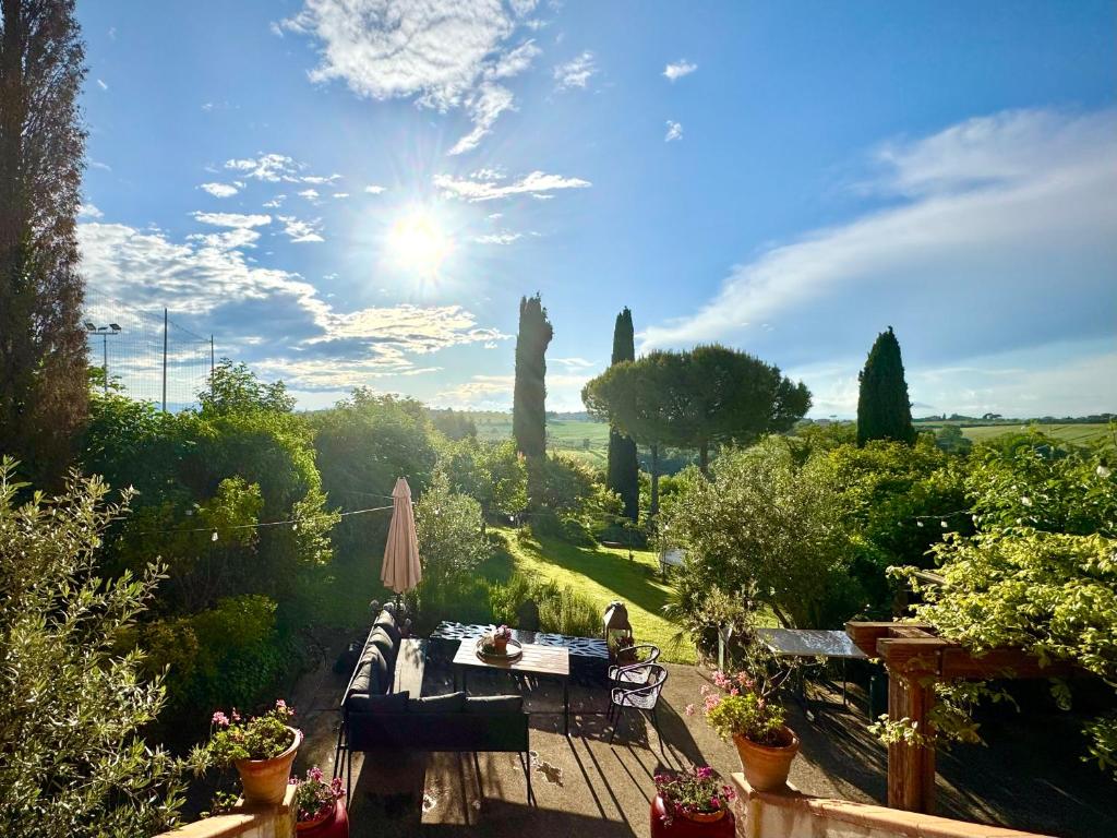 Ogród w obiekcie Magical villa, breathtaking views, large private garden and olive grove - in a cool village on the Umbria Tuscany Border