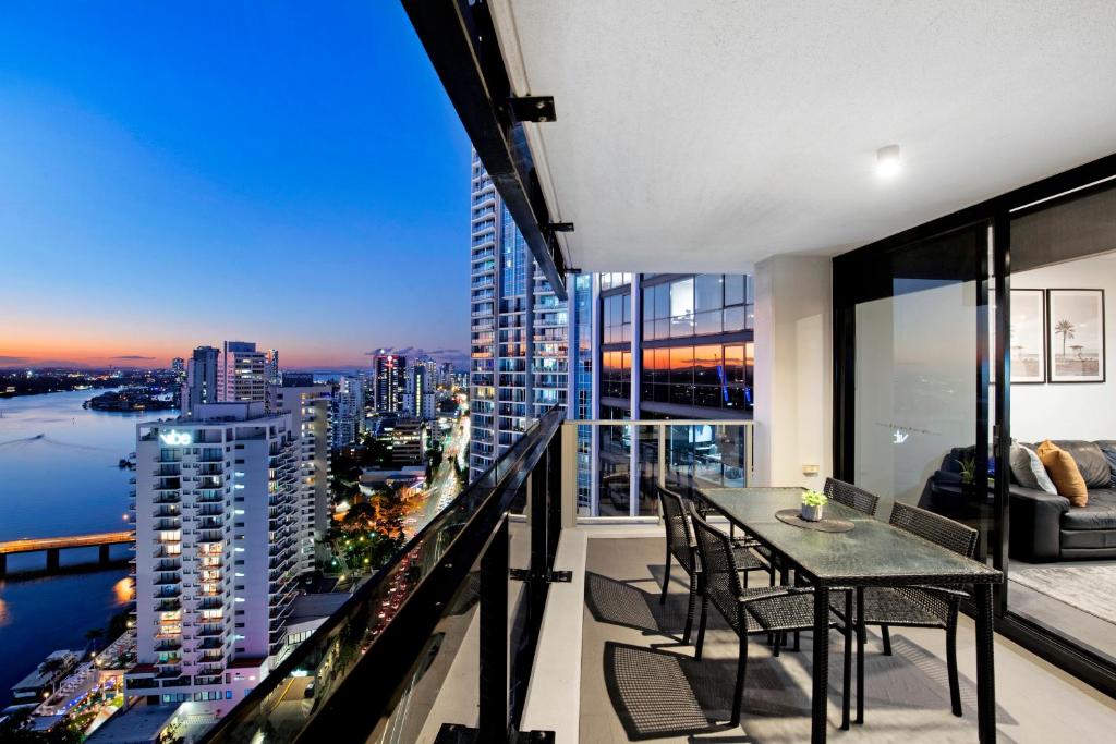 d'un balcon avec une table et des chaises offrant une vue sur la ville. dans l'établissement Circle on Cavill - 2 Bedroom Converted Apartments - Wow Stay - No Parking Included, à Gold Coast