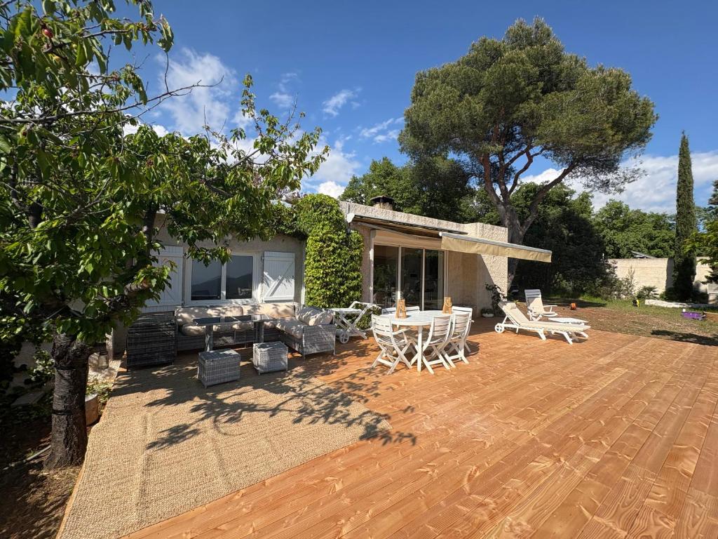 un patio avec des chaises et une table et une maison dans l'établissement Villa Horizon Blue - Serene Mediterranean Escape, à Chateauneuf Villevieille