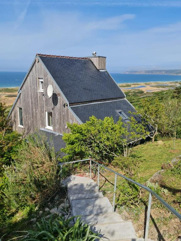 une vieille maison sur le flanc d'une colline dans l'établissement Mer et mare de Vauville, à Vauville