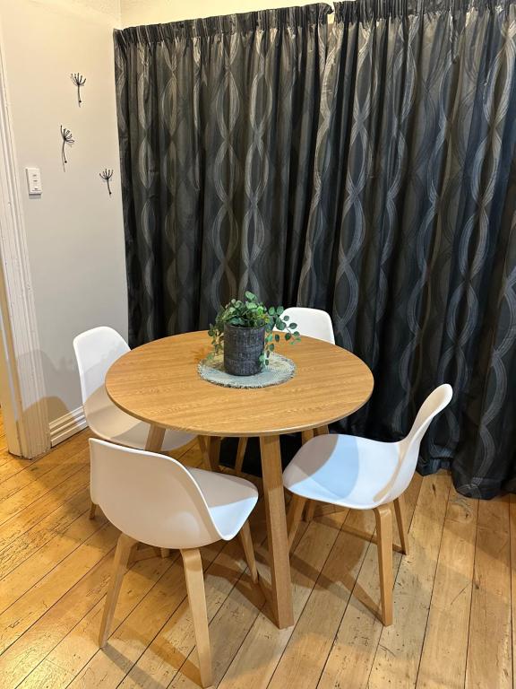 Posezení v ubytování RENWICK IN THE CITY NELSON, 10min walk to city centre, full kitchen, fast fibre wifi, drive 13min to Airport, 5min to Hospital, quiet street, dog friendly