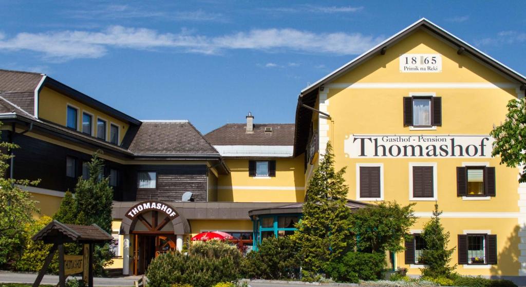 a yellow building with a sign that reads thomashoff at Der Thomashof in Sankt Jakob im Rosental