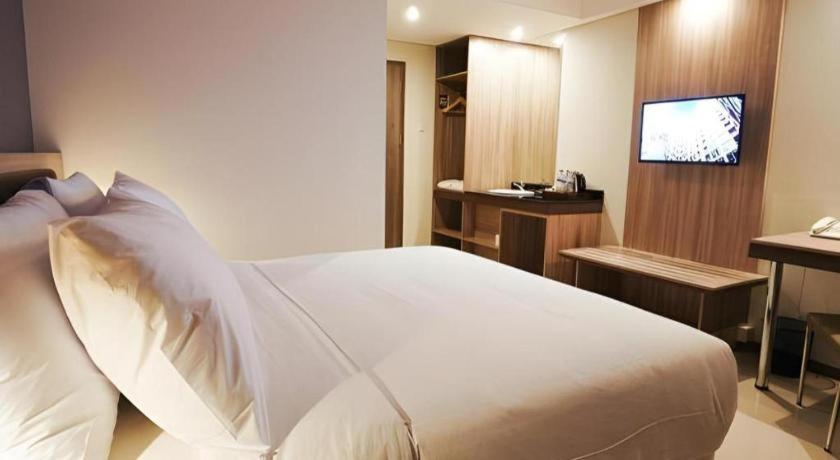 My Tower Hotel Surabayaにあるテレビまたはエンターテインメントセンター