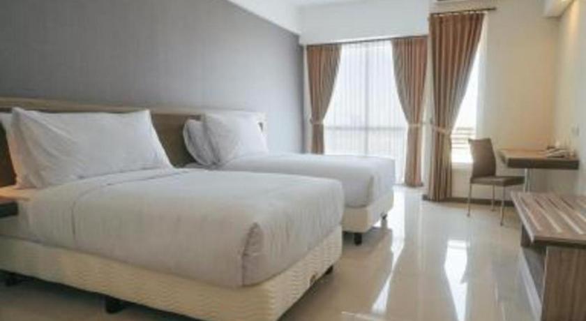 My Tower Hotel Surabayaにあるベッド